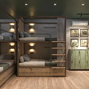 The Roof Tiles Hostel 旅馆